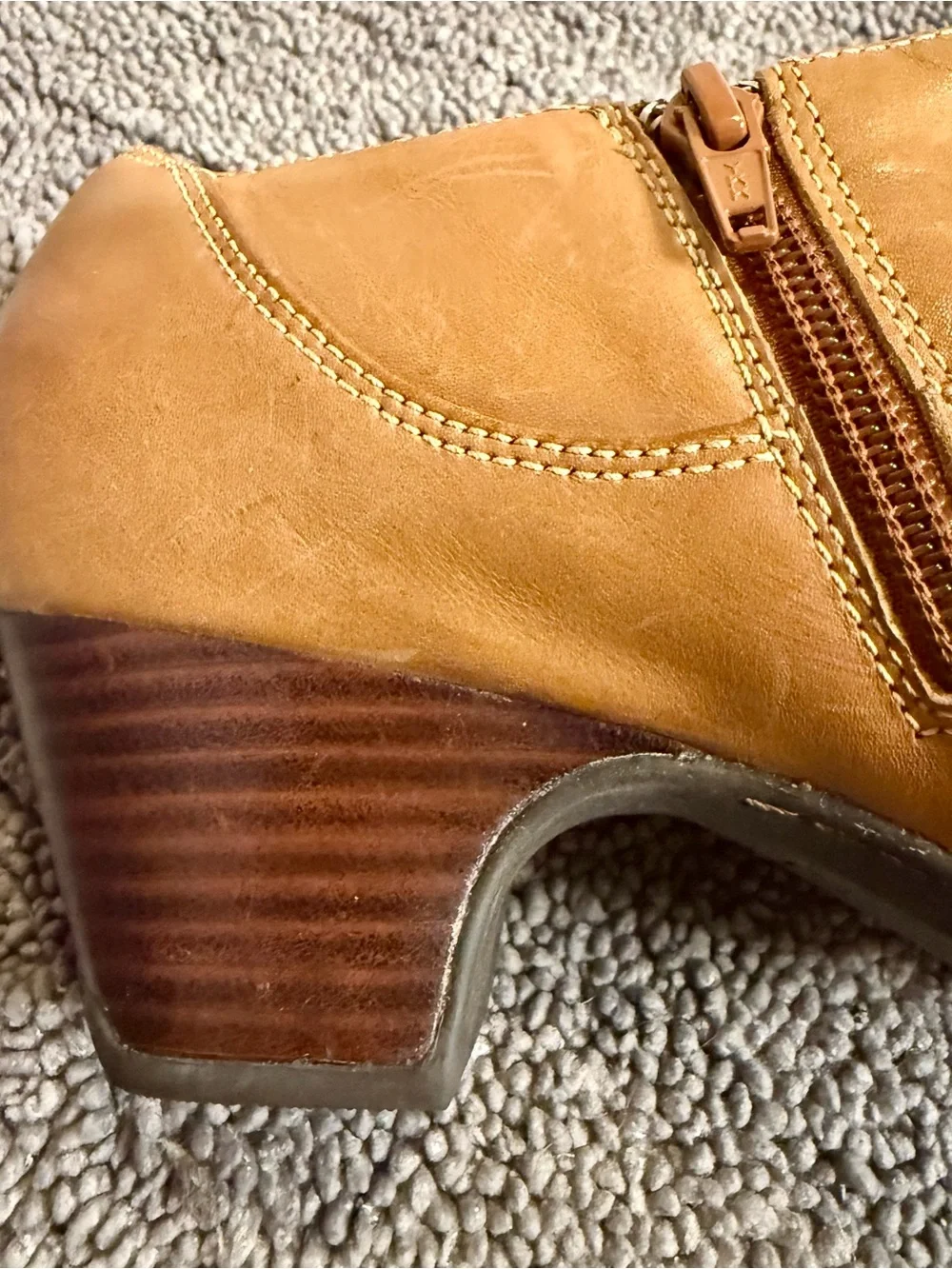 Clarks Tan Leather Ankle Boots Women’s 9W Side Zip Classic Comfort Block Heel